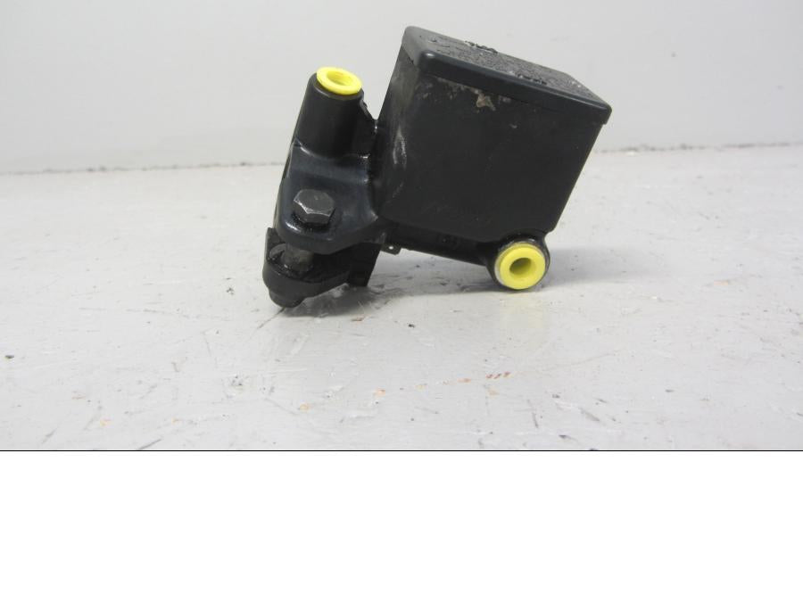 Höger sida på Bromshuvudcylinder från en Suzuki LTA 750 XP E -2009 motorcykel.