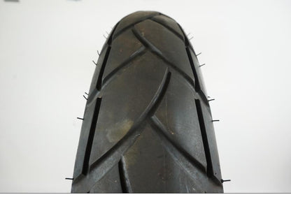 Baksidan på <p>Bikepart-däck, modell utan specifik årsmodell och med okänt skick, erbjuder standardegenskaper för cyklar. Däckets exakta prestanda och användningshistorik är inte specificerade, vilket innebär att eventuella defekter eller slitage ej har bedömts.</p> motorcykel.