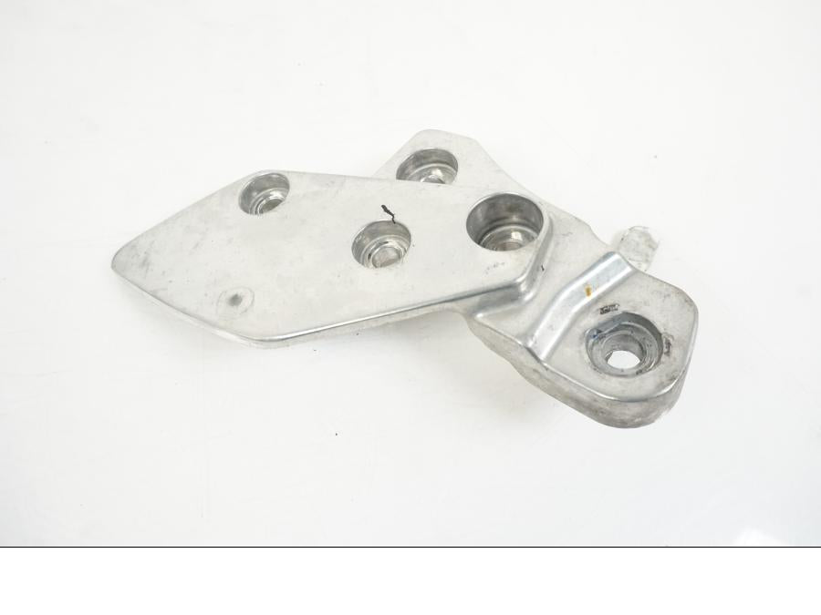 Framsidan på Fotpinnefäste från en Yamaha XJR 1300 -2007 motorcykel.