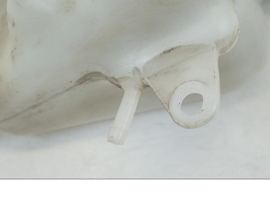 Snett nerifrån på Vattenexpansionskärl från en Honda XL 1000 V -1999 motorcykel.