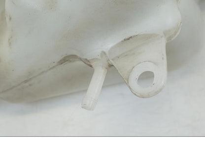 Snett nerifrån på Vattenexpansionskärl från en Honda XL 1000 V -1999 motorcykel.