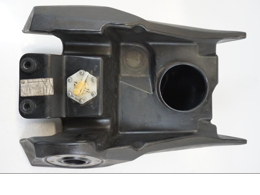 Snett nerifrån på Bensintank från en BMW F 650 CS -2003 motorcykel.