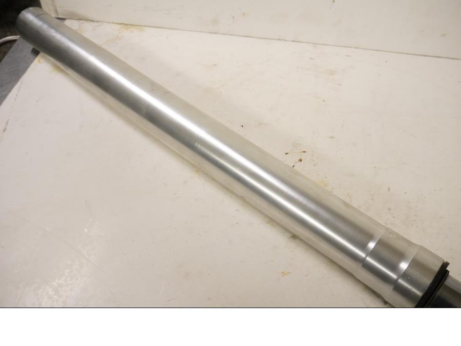 Höger sida på Gaffelben från en Aprilia Pegaso 650 -1997 motorcykel.