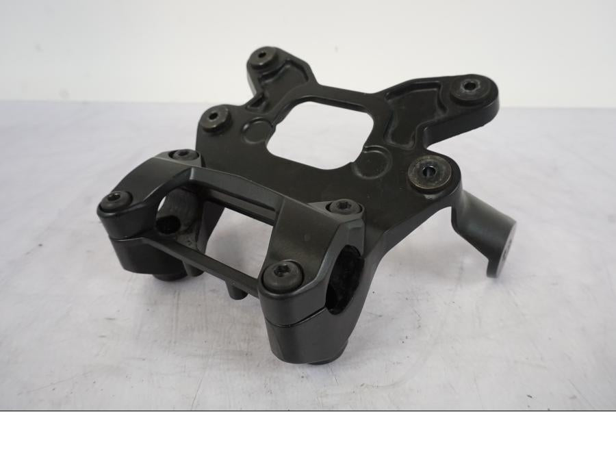 Framsidan på Instrumentfäste från en KTM 125 Duke -2017 motorcykel.