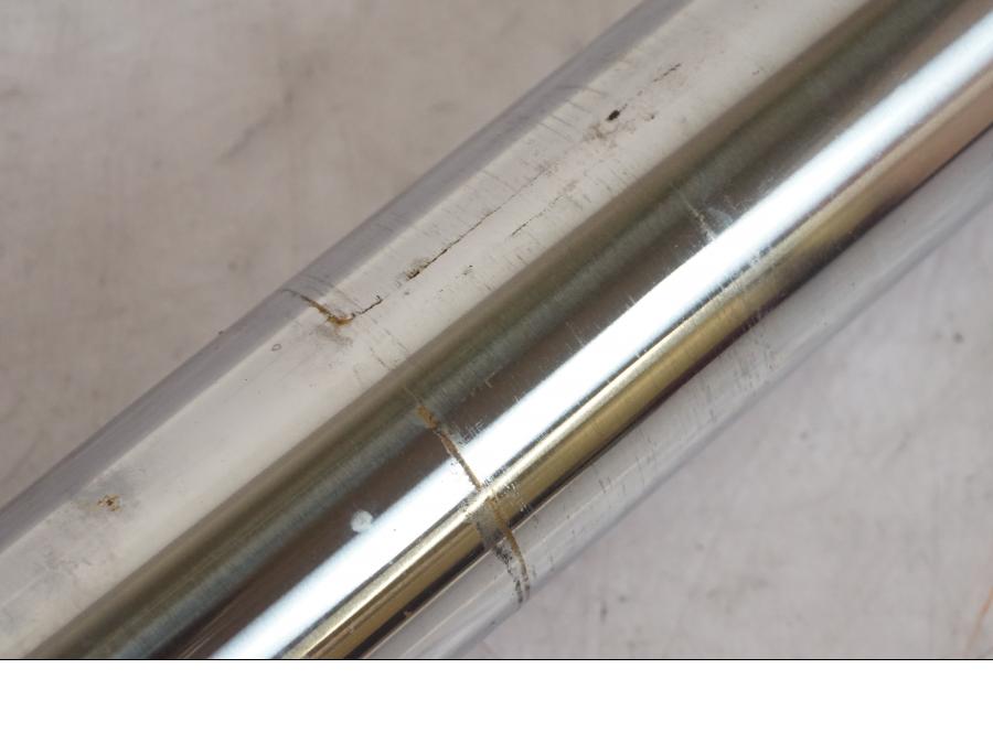 Snett nerifrån på Gaffelben från en Suzuki SV 650 -1999 motorcykel.