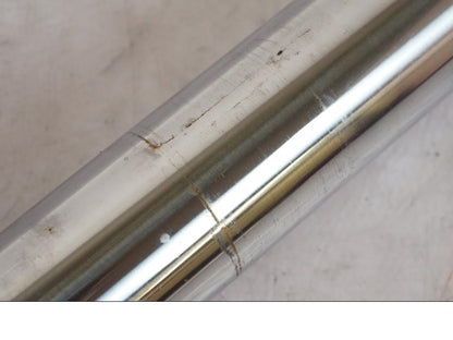 Snett nerifrån på Gaffelben från en Suzuki SV 650 -1999 motorcykel.