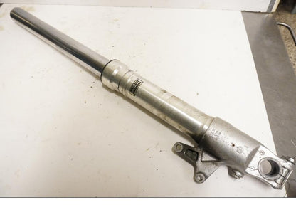 Framsidan på Gaffelben från en Honda CBR 900 RR -1999 motorcykel.