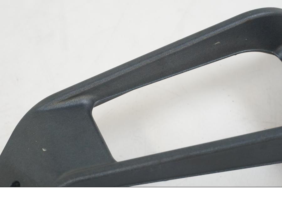 Vänster sida på Fotpinnefäste från en KTM 1290 Super Duke R -2015 motorcykel.