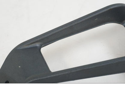 Vänster sida på Fotpinnefäste från en KTM 1290 Super Duke R -2015 motorcykel.