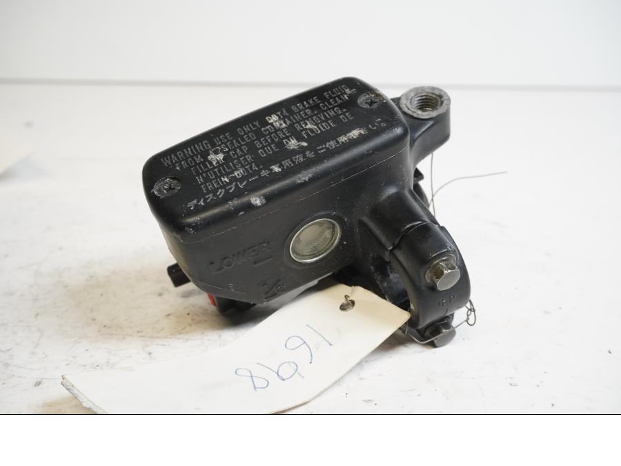 Framsidan på Bromshuvudcylinder från en Honda CB 600 Hornet -2001 motorcykel.