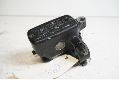 Framsidan på Bromshuvudcylinder från en Honda CB 600 Hornet -2001 motorcykel.