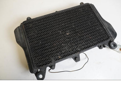 Vänster sida på Vattenkyl från en Kawasaki GPZ 900 -1989 motorcykel.