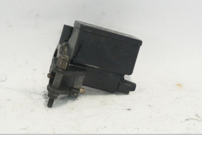 Baksidan på Bromshuvudcylinder från en Suzuki DL 1000 -2003 motorcykel.