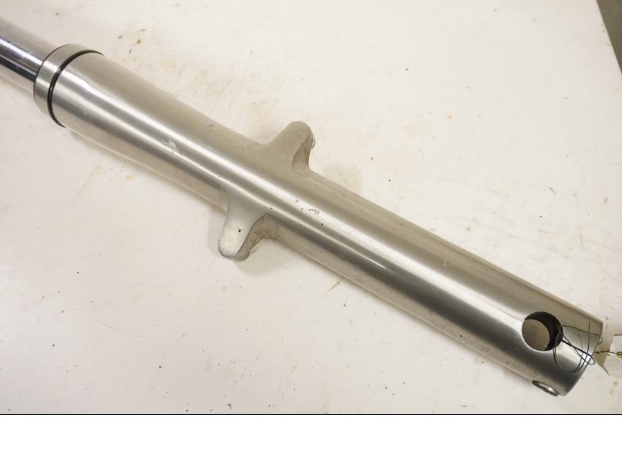 Baksidan på Gaffelben från en Suzuki VL 800 -2004 motorcykel.