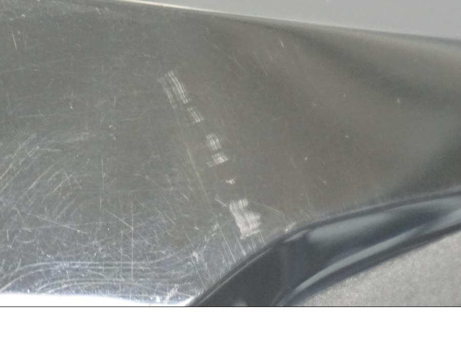 Snett nerifrån på Handskydd från en KTM 125 Duke -2011 motorcykel.