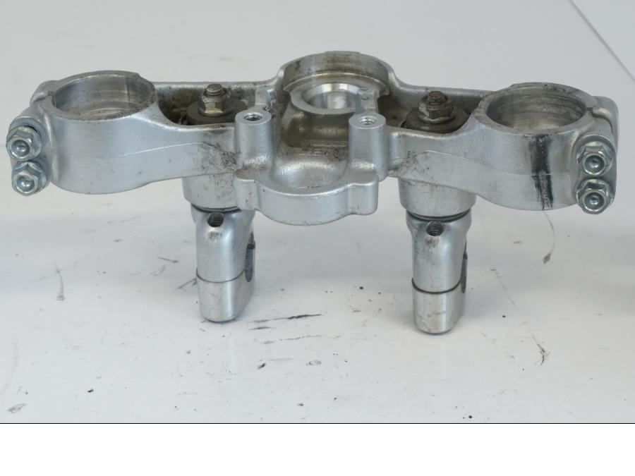 Snett nerifrån på Gaffelkrona från en Honda XL 1000 V -1999 motorcykel.