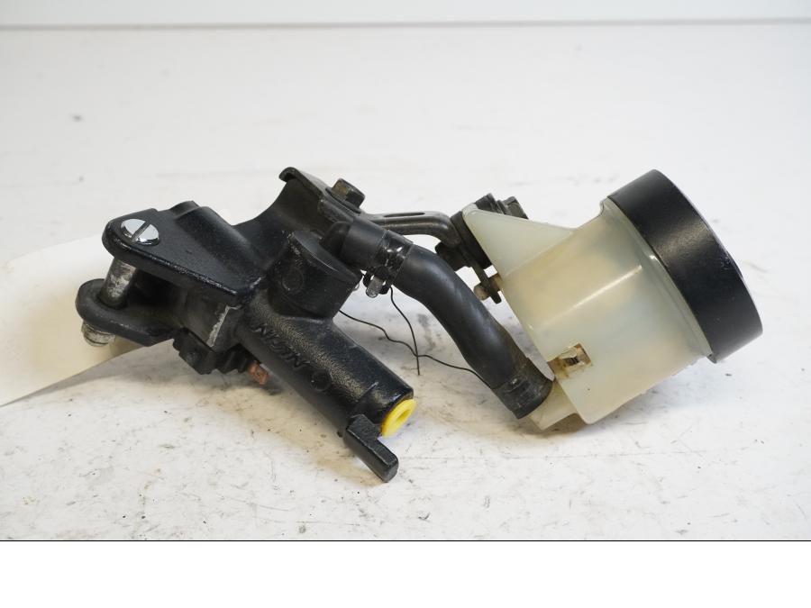 Framsidan på Bromshuvudcylinder från en Honda VTR 1000 F -1997 motorcykel.