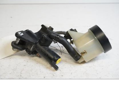 Framsidan på Bromshuvudcylinder från en Honda VTR 1000 F -1997 motorcykel.