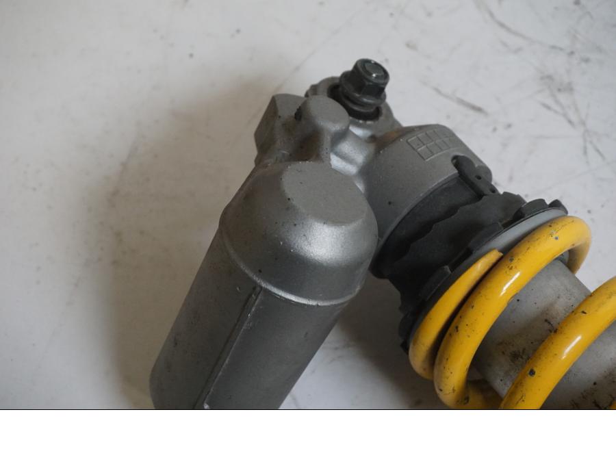 Snett nerifrån på Stötdämpare från en Yamaha YZF R6 -2000 motorcykel.