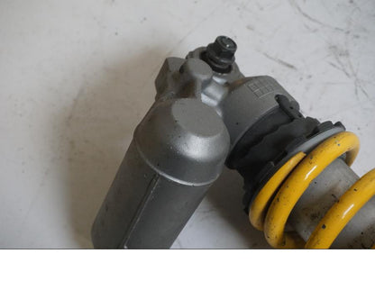 Snett nerifrån på Stötdämpare från en Yamaha YZF R6 -2000 motorcykel.