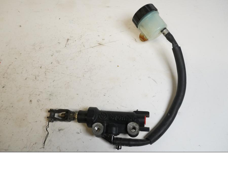 Framsidan på Bromshuvudcylinder från en Yamaha XJR 1300 -2005 motorcykel.