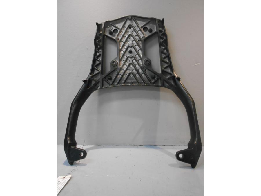 Snett nerifrån på Pakethållare från en Suzuki DL 650 -2011 motorcykel.