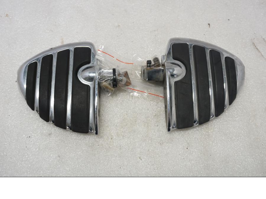 Framsidan på Fotplatta från en Suzuki VL 800 -2004 motorcykel.