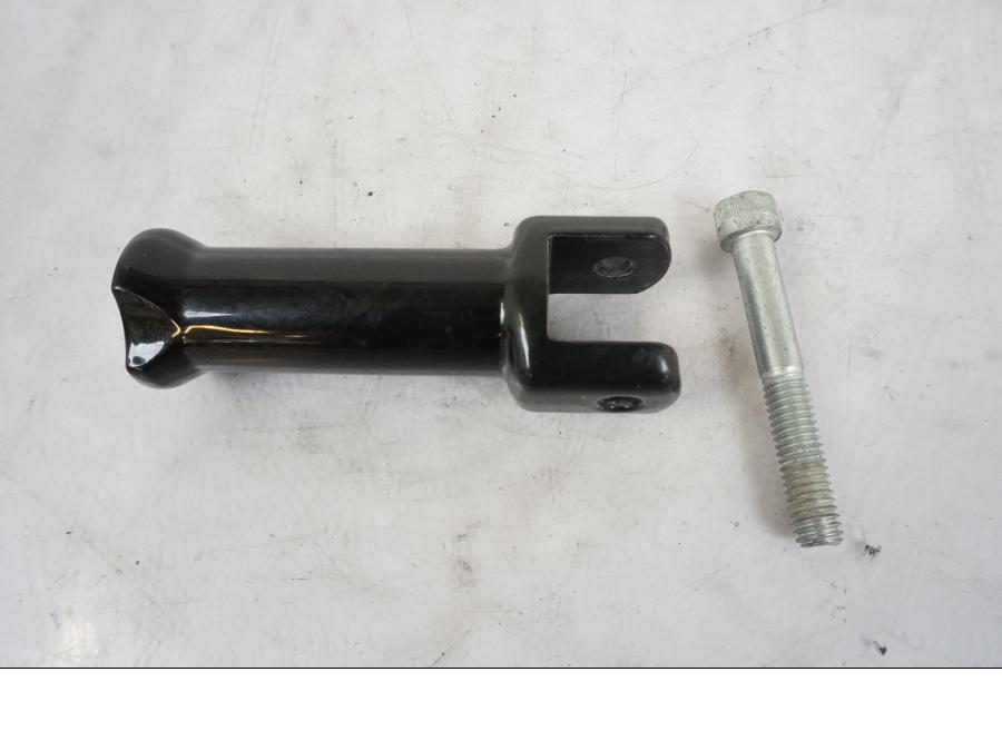 Framsidan på Fotpinnefäste från en H-D Softail Sport Glide FLSB -2022 motorcykel.