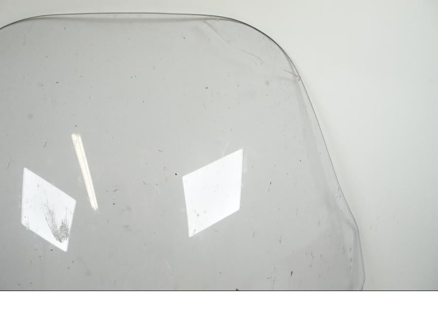 Snett uppifrån på Vindruta från en Yamaha FJR 1300 -2018 motorcykel.