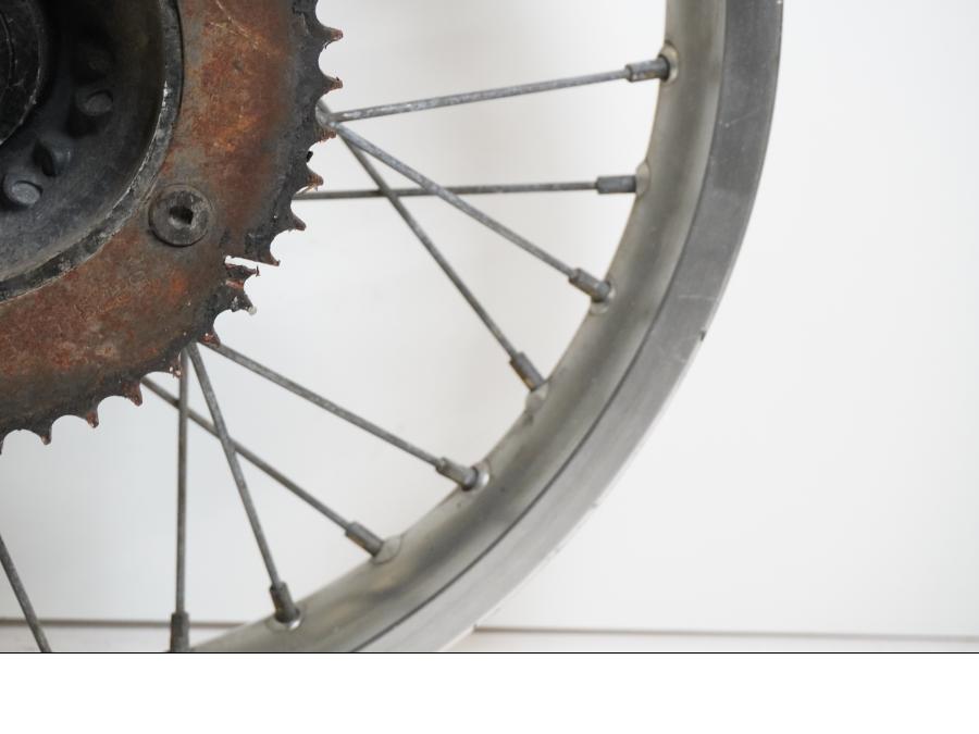 Vänster sida på Fälg från en Honda XL 125 R -1998 motorcykel.