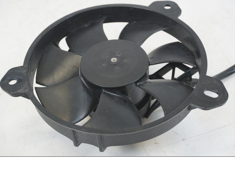 Höger sida på Vattenkylfläkt från en Ducati Hyperstrada -2013 motorcykel.