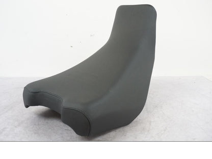 Framsidan på Sadel från en Ducati Desert X -2023 motorcykel.