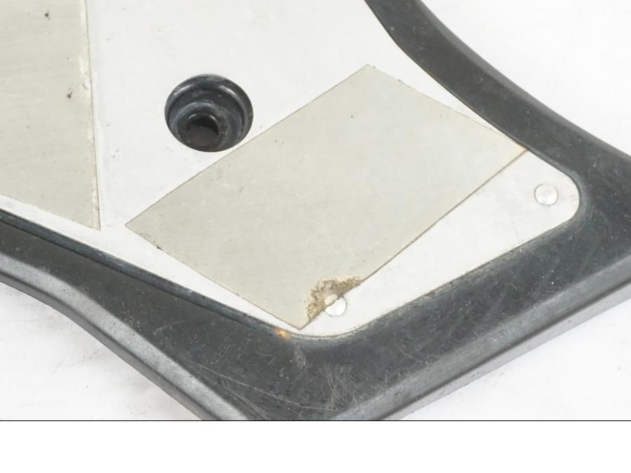 Baksidan på Fotpinnehälskydd från en Honda CBR 1000 F -1999 motorcykel.