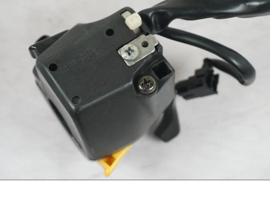 Extrabild4 på Styrelreglage från en Suzuki SV 650 -1999 motorcykel.