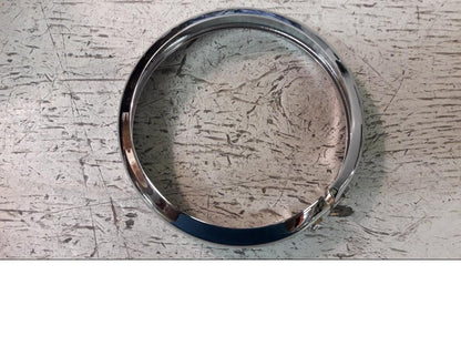 Framsidan på Strålkastarsarg från en H-D Touring Ultra Classic FLHTCU/I -2008 motorcykel.