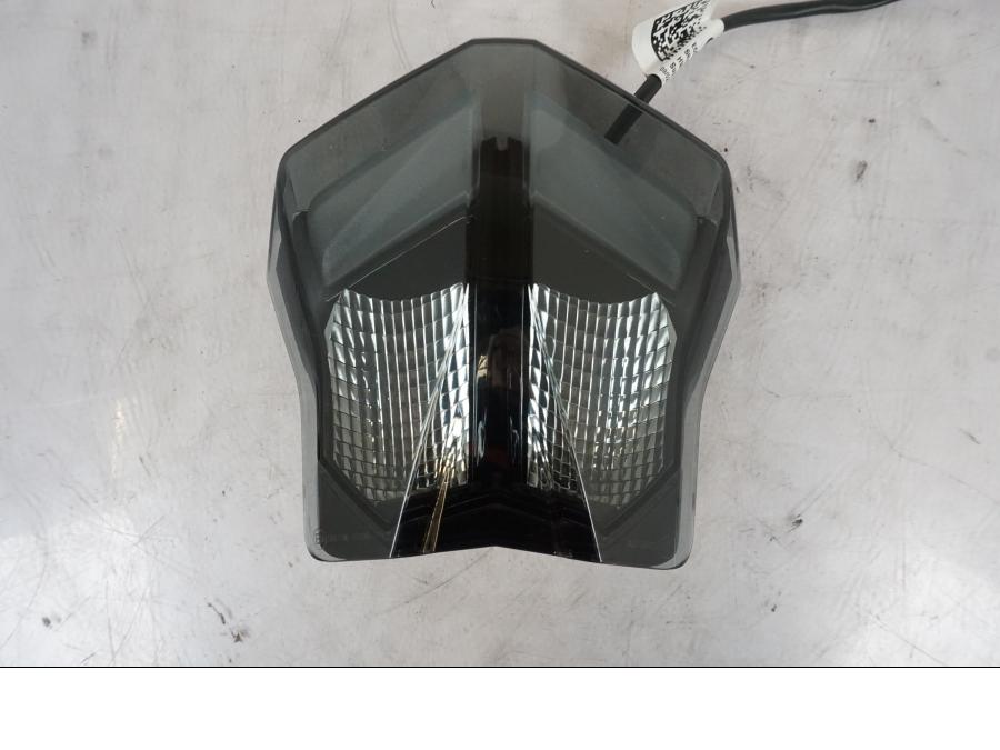 Framsidan på Baklampa från en KTM 1290 Super Duke R -2023 motorcykel.