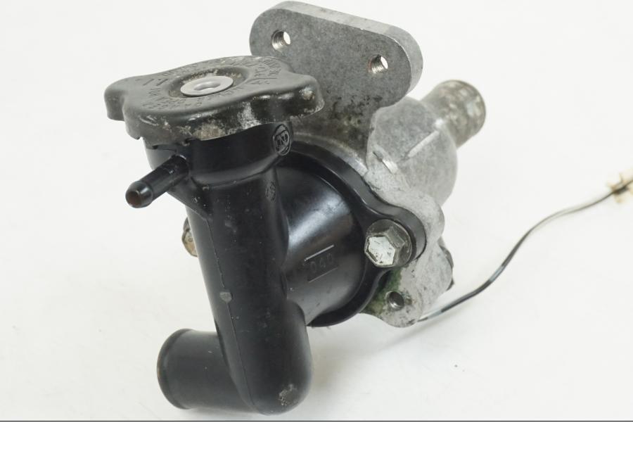 Baksidan på Vattentermostathus från en Aprilia RS 250 -1998 motorcykel.