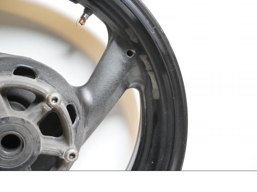 Extrabild4 på Fälg från en Yamaha FZ-S 600 -1998 motorcykel.