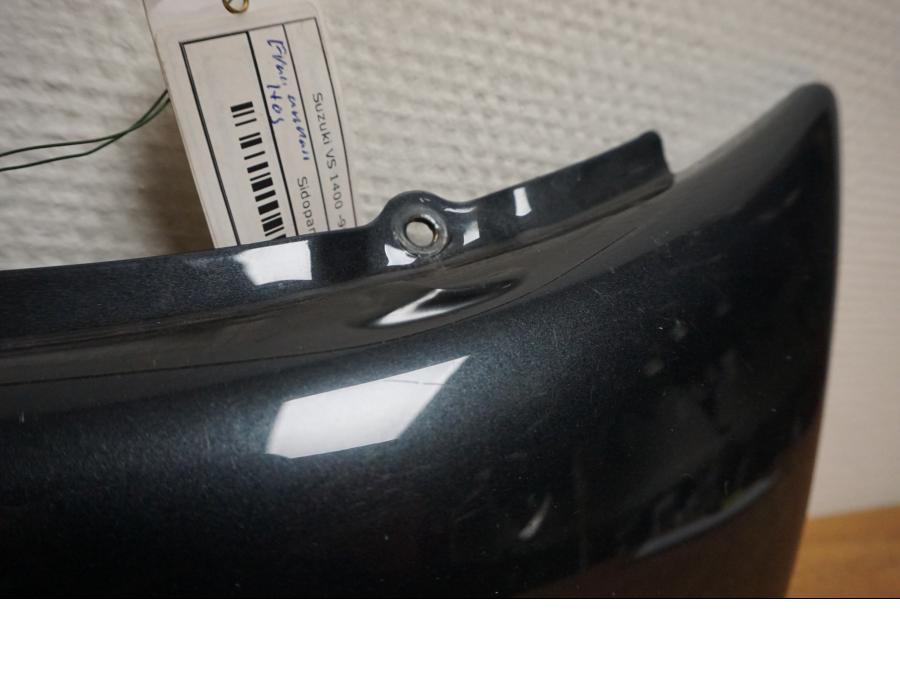 Höger sida på Sidopanel från en Suzuki VS 1400 -1999 motorcykel.