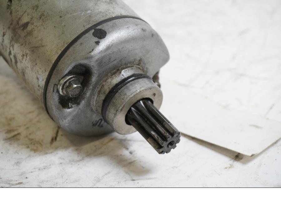 Baksidan på Startmotor från en Yamaha YZF 1000 R -1998 motorcykel.