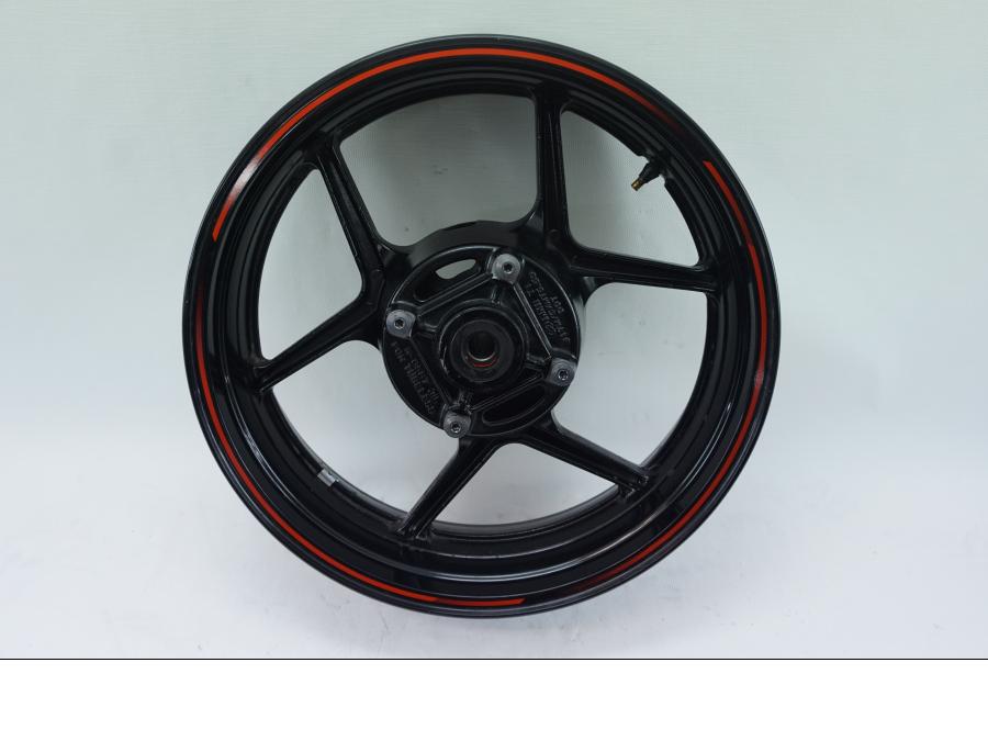 Vänster sida på Fälg från en Kawasaki Z 800 -2013 motorcykel.