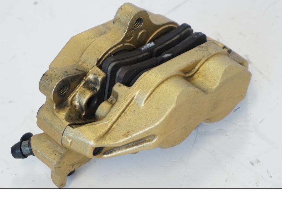 Snett nerifrån på Bromsok från en Honda CBR 900 RR -2001 motorcykel.