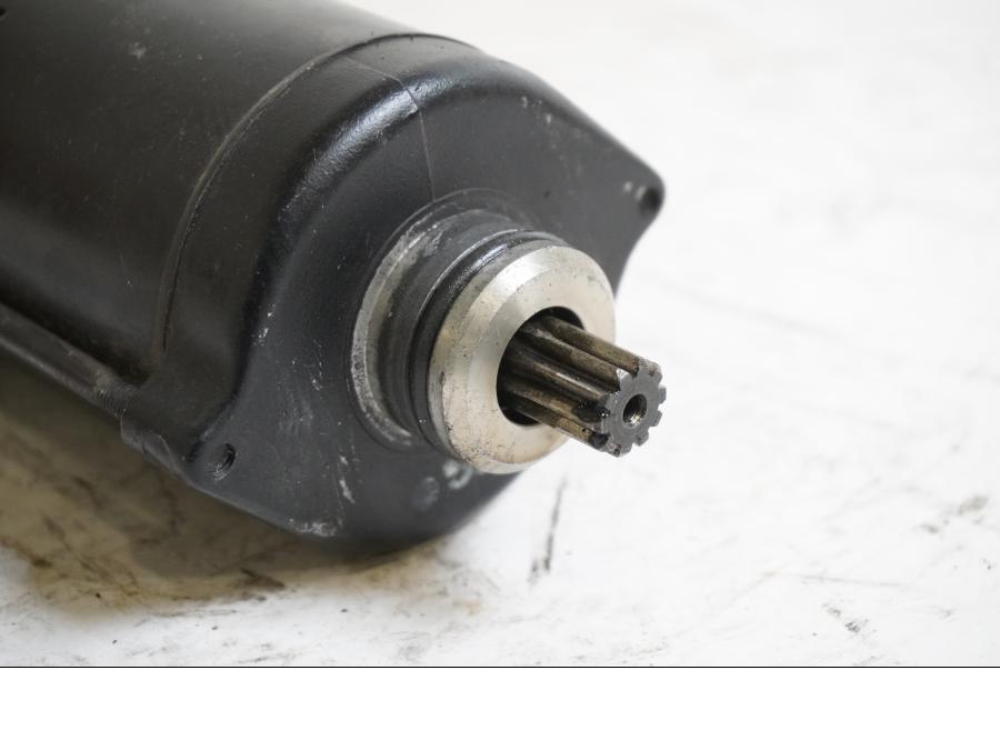 Baksidan på Startmotor från en Kawasaki ZX-10 -1990 motorcykel.