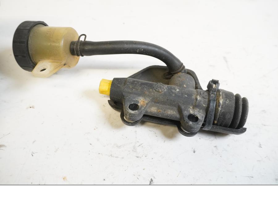 Baksidan på Bromshuvudcylinder från en KTM 625 SMC -2006 motorcykel.