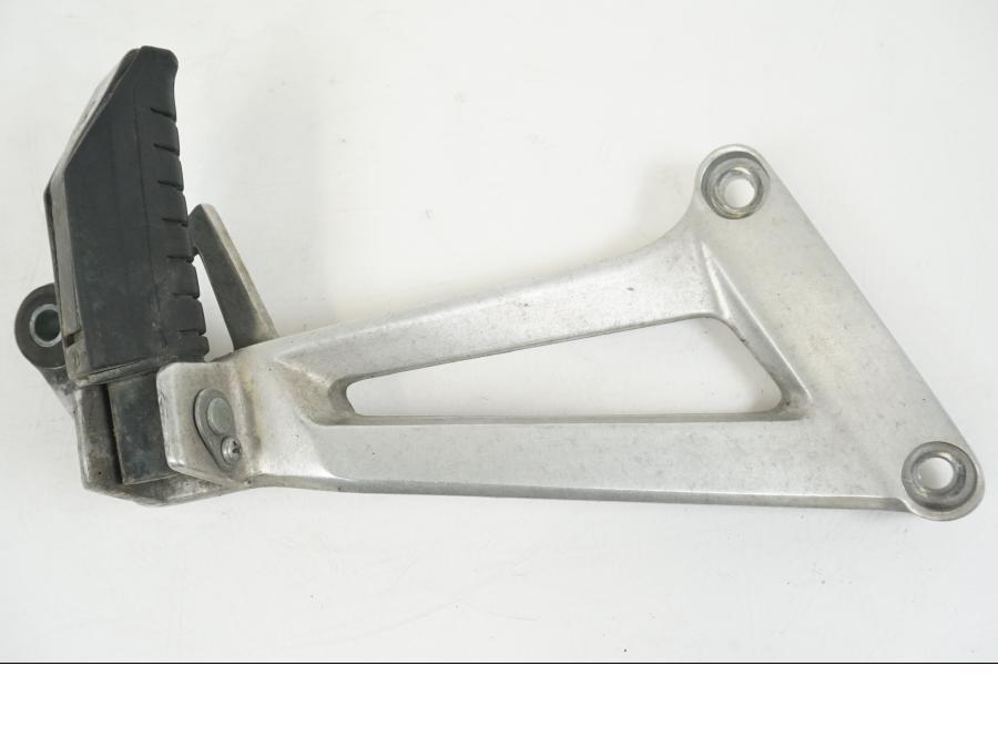 Framsidan på Fotpinnefäste från en Honda CBR 125 R -2006 motorcykel.