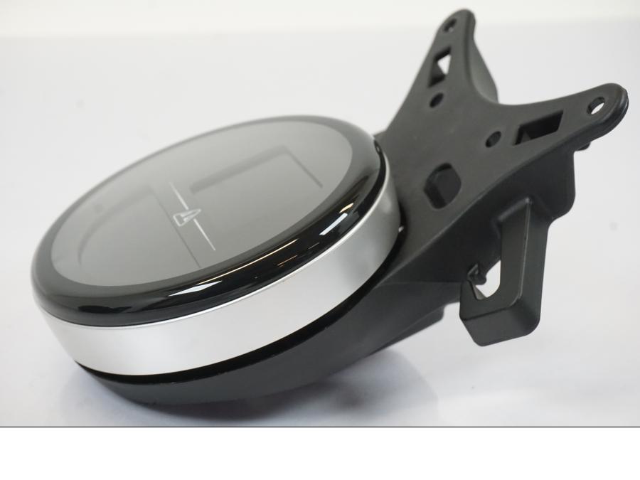 Vänster sida på Instrumentpanel från en Triumph Trident -2021 motorcykel.