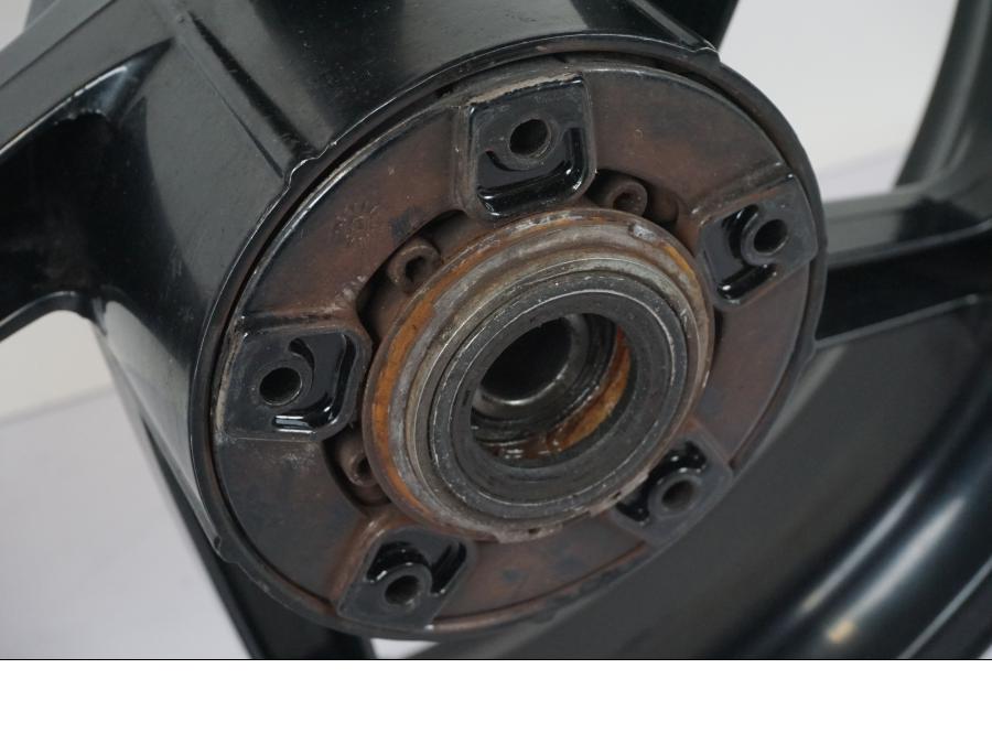 Baksidan på Fälg från en Aprilia RS 125 -2000 motorcykel.