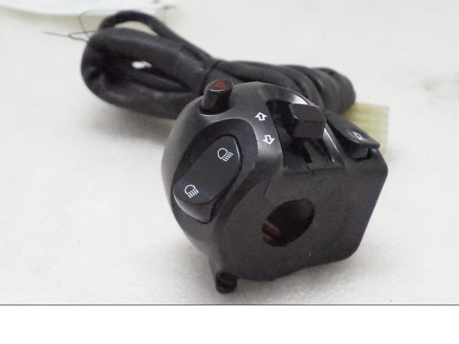 Framsidan på Styrelreglage från en Yamaha FZ1-S -2006 motorcykel.