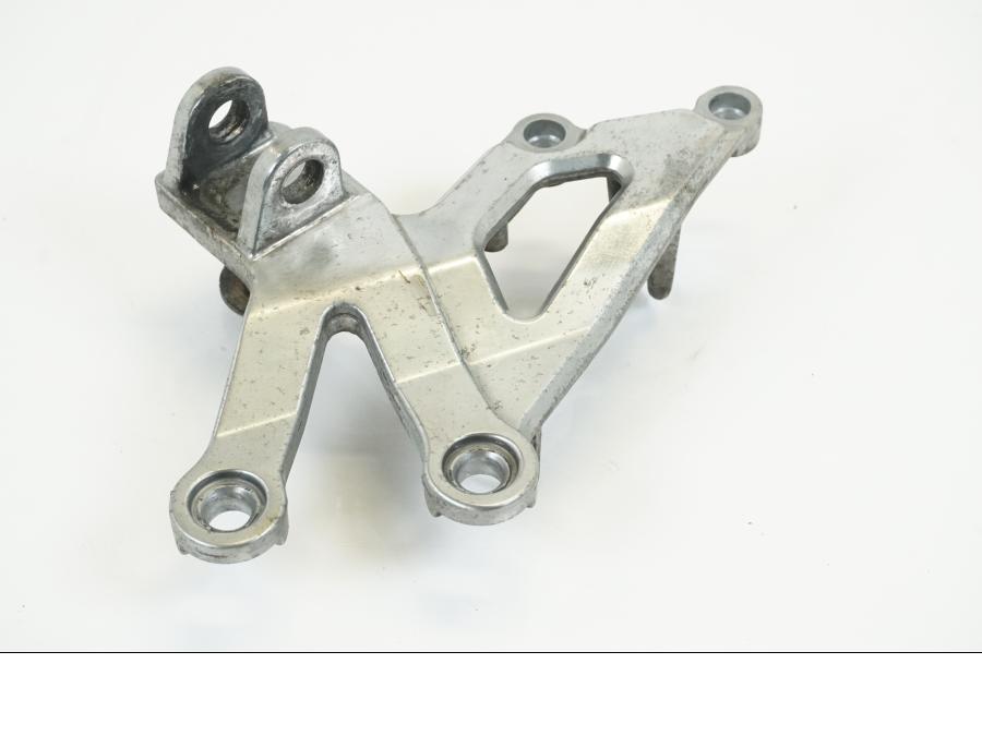 Baksidan på Fotpinnefäste från en Kawasaki ZX-12R -2000 motorcykel.