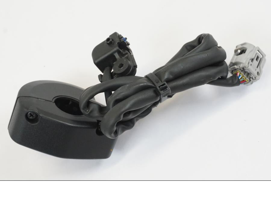 Snett nerifrån på Styrelreglage från en Triumph Trident -2021 motorcykel.